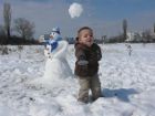 През зимата най-обичаме да правим снежен човек,да се...