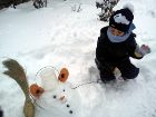 Кая Попова се забавлява през зимата правейки снежен...