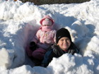 Със сестра ми Дани обожаваме да се въргаляме в снега...
