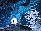 Тази пещера се намира в ледника Vatnajokull в Исландия,...