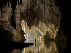 Реката Nam Lang минава през пещерите Tham Lod в северната...