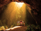 Пещерата Phraya Nakhon в Тайланд е историческо място,...