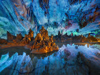 Пещерата Reed Flute в Гуанси, Китай се посещава от туристи...