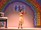 Дете свири на цигулка 